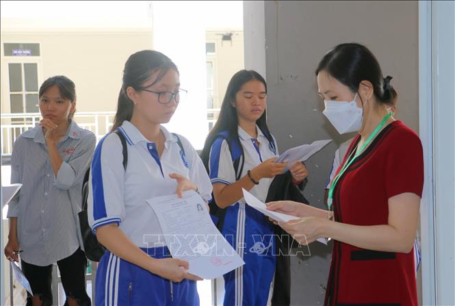 Thí sinh tại điểm thi trường THPT Long Xuyên, thành phố Long Xuyên, tỉnh An Giang làm thủ tục tại phòng thi. Ảnh: Công Mạo-TTXVN