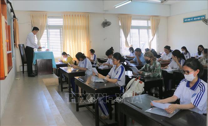 Thí sinh tại điểm thi trường THPT Long Xuyên, thành phố Long Xuyên, tỉnh An Giang kiểm tra lại thông tin cá nhân trước kỳ thi. Ảnh: Công Mạo-TTXVN