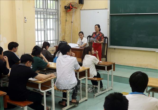 Cán bộ coi thi tại điểm Trường THPT Chuyên Hưng Yên phổ biến quy chế thi đến thí sinh. Ảnh: Mai Ngoan-TTXVN