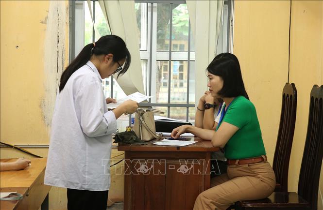 Thí sinh làm thủ tục dự thi tại điểm thi Trường THPT chuyên Hưng Yên. Ảnh: Mai Ngoan-TTXVN