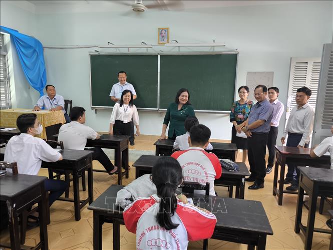 Quyền Bí thư Tỉnh uỷ Bến Tre Hồ Thi Hoàng Yến kiểm tra công tác đảm bảo kỳ thi tốt nghiệp THPT năm 2004 . Ảnh: Huỳnh Phúc Hậu - TTXVN