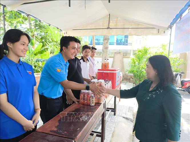 Quyền Bí thư Tỉnh uỷ Bến Tre Hồ Thi Hoàng Yến thăm tình nguyện viên tiếp sức mùa thi. Ảnh: Huỳnh Phúc Hậu - TTXVN
