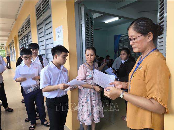 Thí sinh làm thủ tục trước ngày thi. Ảnh: Huỳnh Phúc Hậu - TTXVN