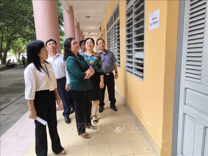 Quyền Bí thư Tỉnh uỷ Bến Tre Hồ Thi Hoàng Yến kiểm tra công tác đảm bảo kỳ thi tốt nghiệp THPT năm 2004. Ảnh: Huỳnh Phúc Hậu - TTXVN