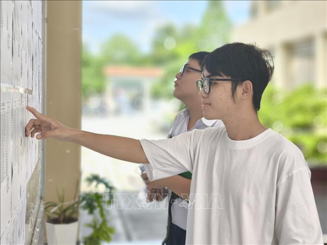Thí sinh kiểm tra thông tin tại điểm thi. Ảnh: Huỳnh Phúc Hậu - TTXVN
