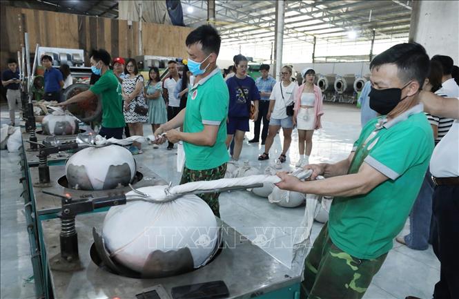 Du khách tham quan các công đoạn chế biến chè tại Công ty Cổ phần chè Thái Bình - Lạng Sơn. Ảnh: Anh Tuấn – TTXVN