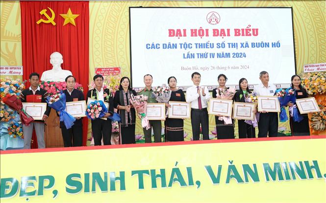 Khen thưởng các tập thể có thành tích xuất sắc trong phát triển kinh tế - xã hội, bảo đảm an ninh - quốc phòng vùng đồng bào dân tộc thiểu số trên địa bàn thị xã Buôn Hồ, giai đoạn 2019 - 2024. Ảnh: Hoài Thu – TTXVN
