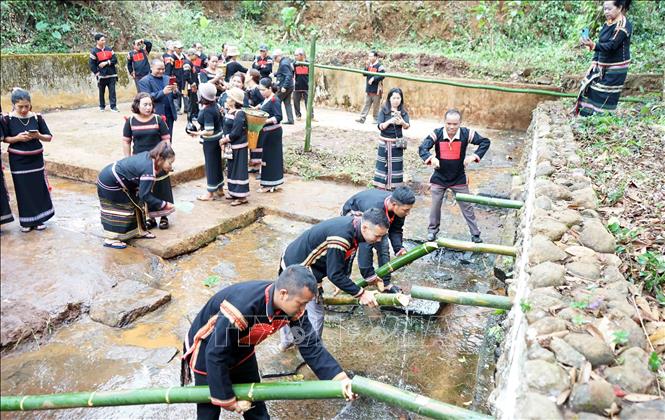 Lễ hội cúng bến nước của dân tộc Ê Đê ở phường An Lạc, thị xã Buôn Hồ (Đắk Lắk). Ảnh: TTXVN phát