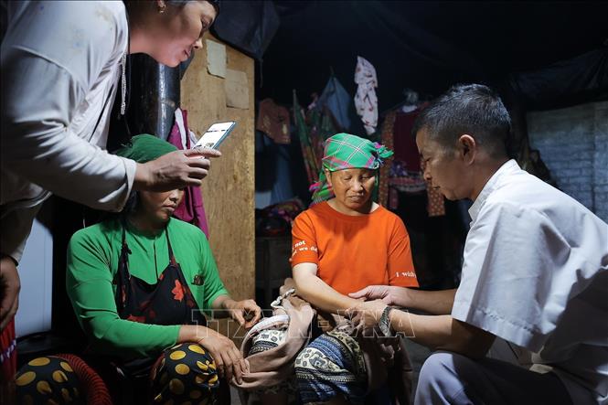 Không quản ngại ngày hay đêm, khi có cuộc gọi, bác sĩ luôn sẵn sàng thăm khám cho bệnh nhân. Ảnh: Minh Quyết – TTXVN