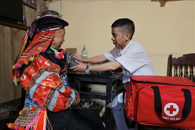 Bác sĩ Đông thường xuyên đến tận nhà thăm khám sức khỏe cho bà con. Ảnh: Minh Quyết – TTXVN