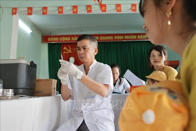 Bác sĩ Đông tiêm vaccine cho trẻ trong chương trình tiêm chủng mở rộng quốc gia. Ảnh: Minh Quyết - TTXVN