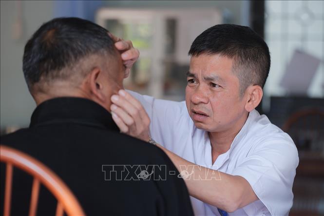 Bác sĩ Nguyễn Duy Đông khám cho bệnh nhân tại trạm y tế xã Lũng Cú (Đồng Văn). Ảnh: Minh Quyết – TTXVN