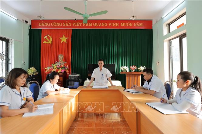 Với cương vị là Bí thư Chi bộ, Trạm trưởng trạm y tế xã Lũng Cú, bác sĩ Đông luôn nâng cao tình thần trách nhiệm chỉ đạo tập thể chi bộ vững mạnh và hoàn thành các nhiệm vụ của Đảng và nhà nước trong công tác chăm sóc bảo vệ sức khỏe nhân dân. Ảnh: Minh Quyết – TTXVN