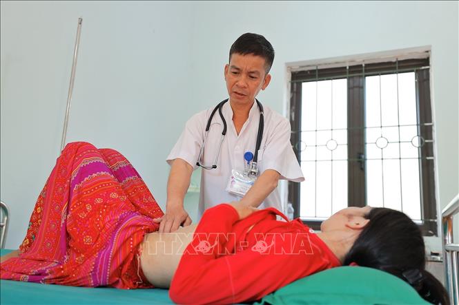 Trước bối cảnh lượng khách du lịch đến với điểm cực Bắc ngày càng tăng, trạm y tế không chỉ giữ nhiệm vụ chính là chăm sóc sức khỏe cho bà con mà còn một nhiệm vụ quan trọng không kém đó là chăm lo sức khỏe cho khách du lịch. Ảnh: Minh Quyết – TTXVN
