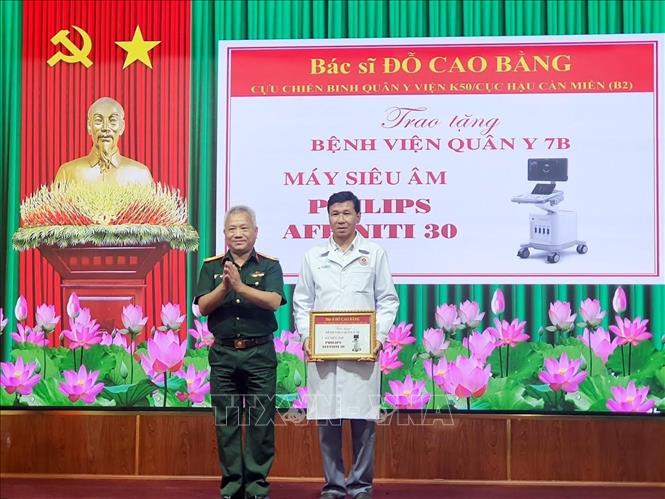 Đại diện Bệnh viện Quân y 7B tiếp nhận máy siêu âm trị giá gần 2 tỷ đồng do bác sĩ Đỗ Cao Bằng, Cựu chiến binh Quân y viện K50, Cục Hậu cần Miền B2 trao tặng. Ảnh: TTXVN phát