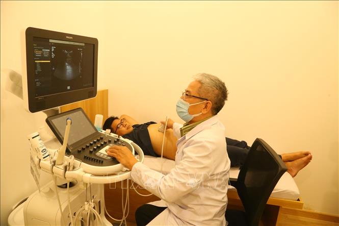 Bác sĩ Bệnh viện Quân y 7B siêu âm cho bệnh nhân. Ảnh: TTXVN phát