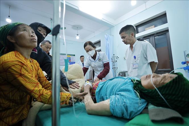 Nhận thấy tình trạng bệnh nhân tai biến nặng, bác sĩ Đông đã gọi điện xin được chuyển tuyến đến bệnh viện đa khoa Đồng Văn. Ảnh: Minh Quyết – TTXVN