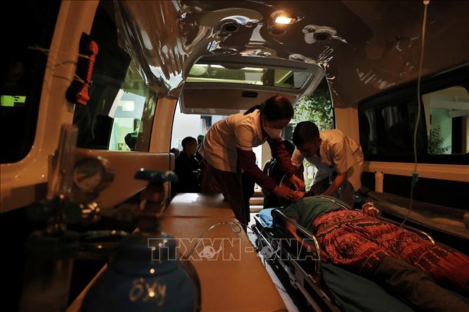 Mọi công việc chuyển tuyến diễn ra nhanh chóng và chuẩn xác, sự phối hợp nhịp nhàng giữa nhân viên y tế trạm và ê  kíp của bệnh viện huyện giúp bệnh nhân được cứu chữa kịp thời. Ảnh: Minh Quyết – TTXVN