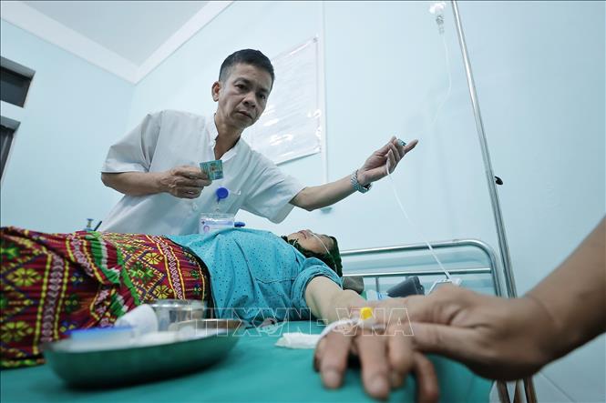 22 giờ, một bệnh nhân 71 tuổi được người nhà đưa tới cấp cứu tại trạm y tế xã Lũng Cú trong tình trạng tai biến, hôn mê. Ảnh: Minh Quyết – TTXVN