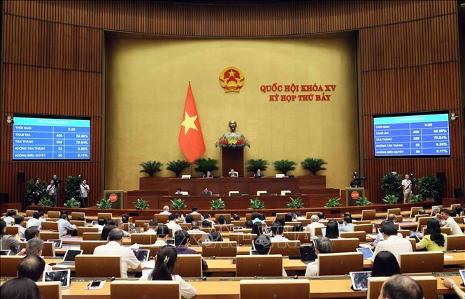 For the Law on Road Traffic Order and Safety, 388 out of the 450 deputies present at the sitting, or 79.84% of the total number of lawmakers, cast “yes” votes. VNA Photo