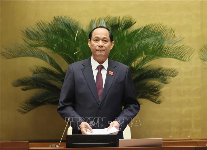 NA Vice Chairman Tran Quang Phuong chairs the session. VNA Photo