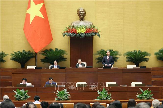 NA Vice Chairman Tran Quang Phuong chairs the session. VNA Photo