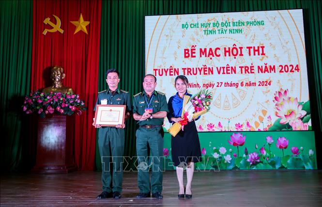 Đại tá Nguyễn Văn Dũng, Phó Chính ủy Bộ chỉ huy Bộ đội Biên phòng tỉnh Tây Ninh (giữa) trao giải Nhất cho đại diện Đồn Biên phòng Tân Hà. Ảnh: Giang Phương - TTXVN