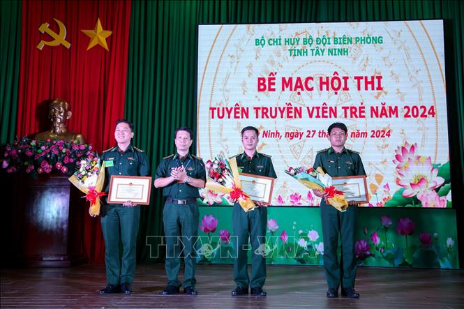 Ba đội nhận giải Ba chung cuộc Hội thi Tuyên truyền viên trẻ Bộ đội Biên phòng Tây Ninh năm 2024. Ảnh: Giang Phương – TTXVN