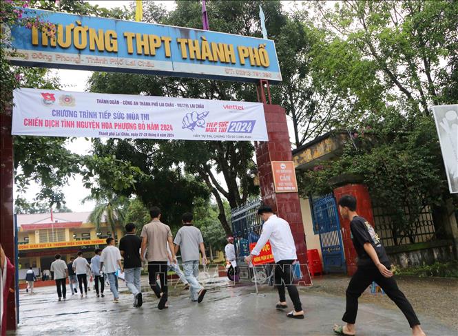 Thí sinh dự thi tại điểm thi Trường THPT thành phố Lai Châu. Ảnh: Nguyễn Oanh-TTXVN