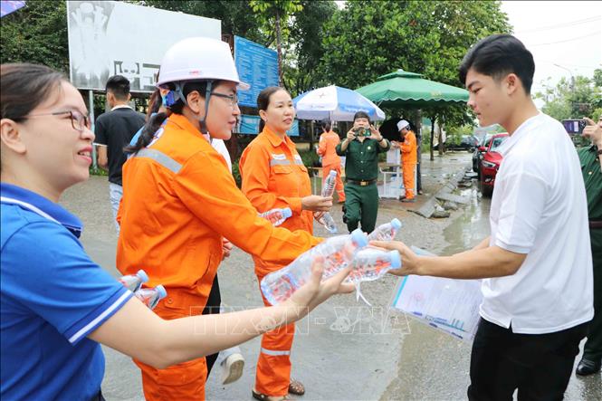 Tiếp sức mùa thi cho thí sinh tại điểm thi Trường THPT thành phố Lai Châu. Ảnh: Nguyễn Oanh-TTXVN
