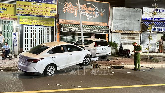 Hiện trường vụ tai nạn liên hoàn. Ảnh: TTXVN phát