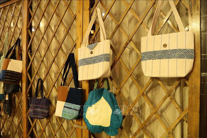 Bags with embroidered patterns - products made from skillful artisans. VNA Photo: Thùy Dung