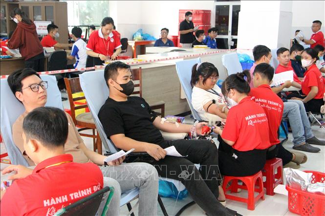 Tình nguyện viên tham gia hiến máu tại Ngày hội 