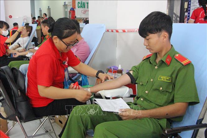Một chiến sĩ công an tham gia hiến máu tại Ngày hội. Ảnh: Trung Kiên - TTXVN