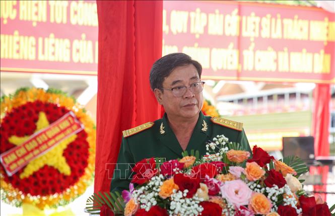 Đại tá Đỗ Thành Việt, Phó Chính ủy Bộ Chỉ huy Quân sự tỉnh Tây Ninh phát biểu tại Lễ đón hài cốt liệt sĩ. Ảnh: Giang Phương - TTXVN