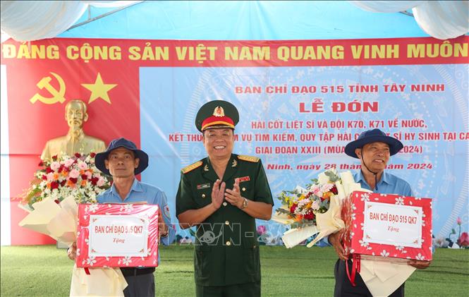 Đại tá Lê Chí Dũng, Phó Chủ nhiệm Hậu cần Quân khu 7 tặng quà cho cán bộ, chiến sĩ hai Đội K70 và K71. Ảnh: Giang Phương - TTXVN