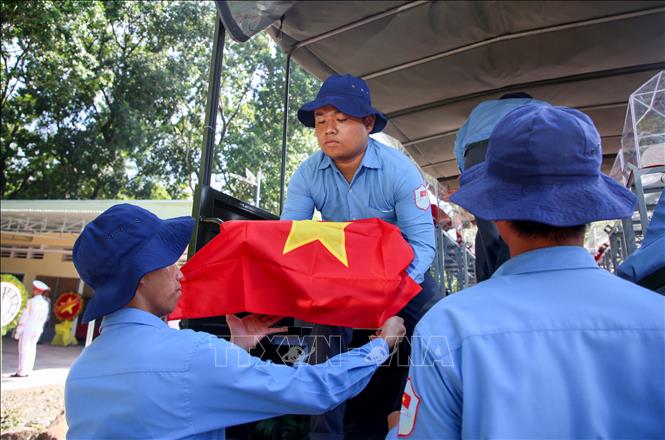 Cán bộ, chiến sĩ các Đội tìm kiếm, quy tập hài cốt liệt sĩ đưa các hài cốt liệt sĩ quân tình nguyện Việt Nam hy sinh tại Campuchia về Nghĩa trang liệt sĩ Đồi 82, huyện Tân Biên. Ảnh: Giang Phương - TTXVN