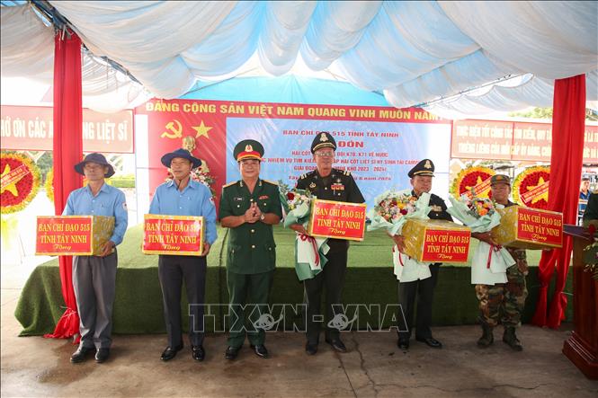 Đại tá Đỗ Thành Việt, Phó Chính ủy Bộ Chỉ huy Quân sự tỉnh Tây Ninh thay mặt Ban Chỉ đạo 515 tỉnh Tây Ninh tặng quà cho hai Đội K70, K71 và lực lượng bảo vệ, dẫn đường của Campuchia. Ảnh: Giang Phương - TTXVN