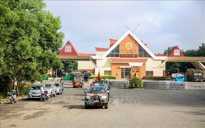 Lễ đón hài cốt liệt sĩ và 2 Đội tìm kiếm, quy tập hài cốt liệt sĩ K70, K71 tại Campuchia giai đoạn XXIII về nước tại cửa khẩu quốc tế Xa Mát. Ảnh: Giang Phương - TTXVN