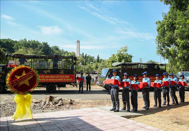 Toàn bộ hài cốt liệt sĩ quy tập về nước được đưa đến Nghĩa trang liệt sĩ Đồi 82 huyện Tân Biên, chờ nghi thức truy điệu và an táng. Ảnh: Giang Phương - TTXVN