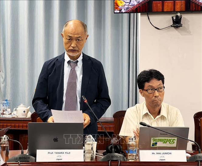 Giáo sư Tanaka Yuji, Tổ chức JICA Nhật Bản phát biểu tại tọa đàm. Ảnh: Ánh Tuyết - TTXVN
