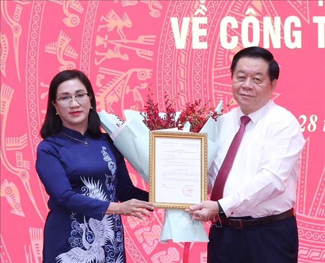 Trưởng Ban Tuyên giáo Trung ương Nguyễn Trọng Nghĩa trao Quyết định cho đồng chí Đinh Thị Mai. Ảnh: Phương Hoa - TTXVN