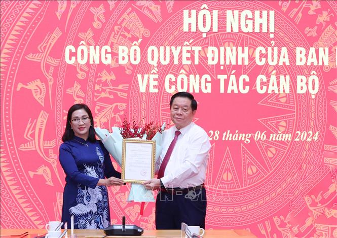 Trưởng Ban Tuyên giáo Trung ương Nguyễn Trọng Nghĩa trao Quyết định cho đồng chí Đinh Thị Mai. Ảnh: Phương Hoa - TTXVN