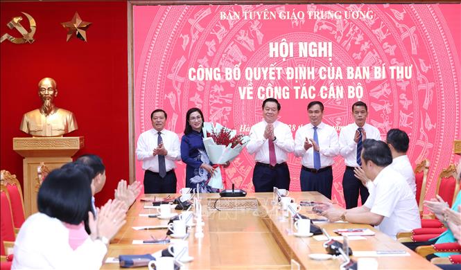 Các đồng chí lãnh đạo Ban Tuyên giáo Trung ương chúc mừng đồng chí Đinh Thị Mai. Ảnh: Phương Hoa - TTXVN