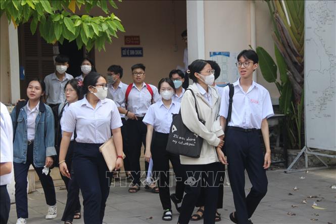 Thí sinh ở điểm thi Trường THPT Lý Tự Trọng, thành phố Nha Trang, tỉnh Khánh Hòa rời phòng thi sau khi làm bài thi Ngoại ngữ. Ảnh: Phan Sáu - TTXVN
