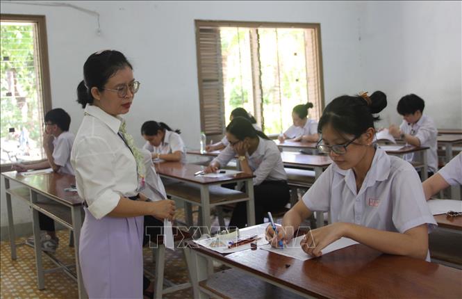 Giám khảo phòng thi phổ biến quy chế thi trước giờ phát đề thi Ngoại ngữ. Ảnh: Phan Sáu - TTXVN