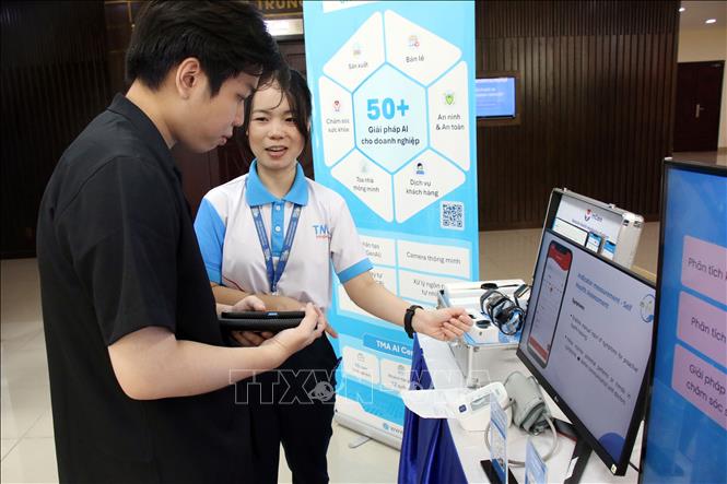 The participants are interested in AI solutions introduced at the conference. VNA Photo: Tiến Lực