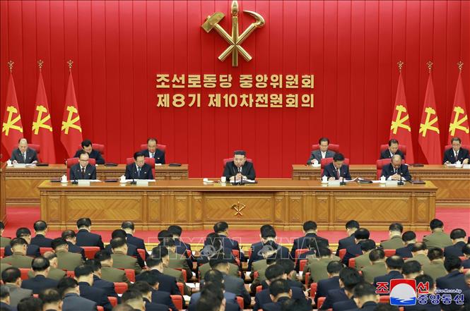 Nhà lãnh đạo Triều Tiên Kim Jong-un (giữa, hàng trước) dự phiên họp toàn thể mở rộng của Đảng Lao động Triều Tiên tại Bình Nhưỡng, ngày 28/6/2024. Ảnh: KCNA/TTXVN