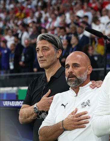 Huấn luyện viên Murat Yakin (trái) trong trận Thụy Sĩ chạm trán tuyển Đức ở Frankfurt,  ngày 23/6/2024. Ảnh: THX/TTXVN