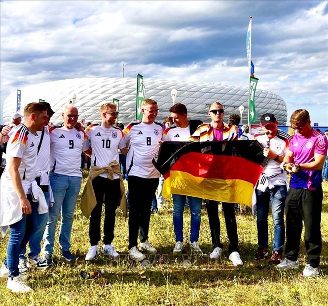Các CĐV Đức mặc áo đấu đội nhà trước khi vào xem trận khai mạc Euro 2024 giữa Đức và Scotland. Ảnh: Phương Hoa - PV TTXVN tại Đức